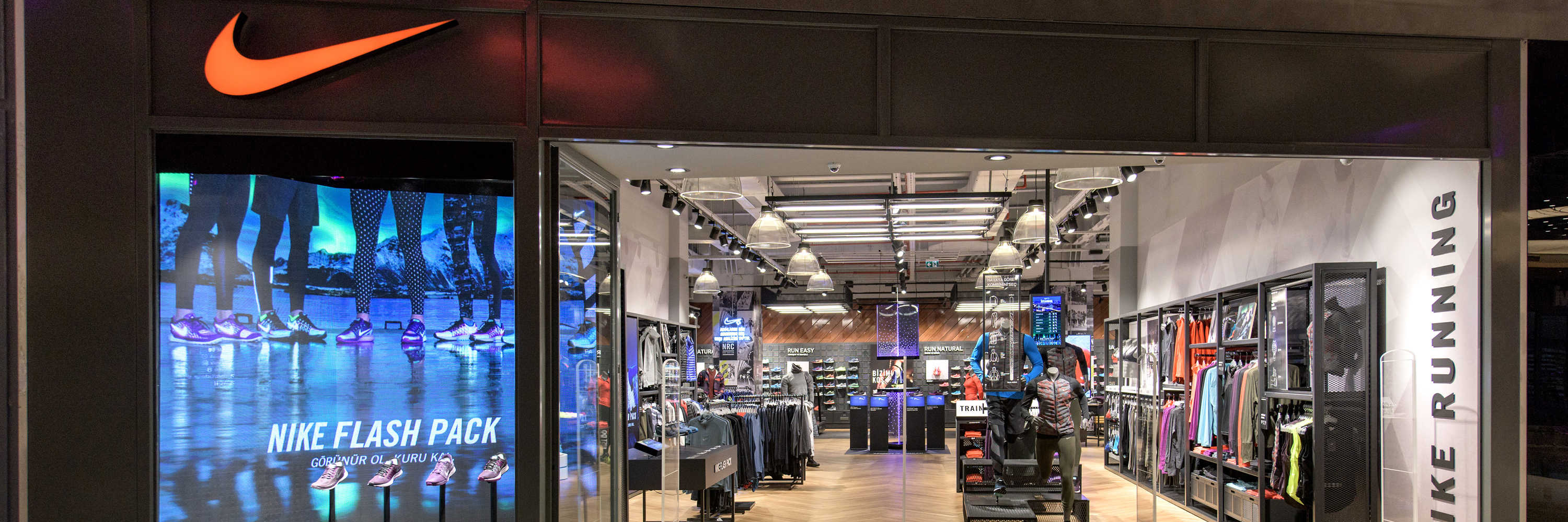 Магазин найк в турции. Nike Store Istanbul. Nike Zorlu Center. Найк в Стамбуле. Истинье парк Стамбул найк.