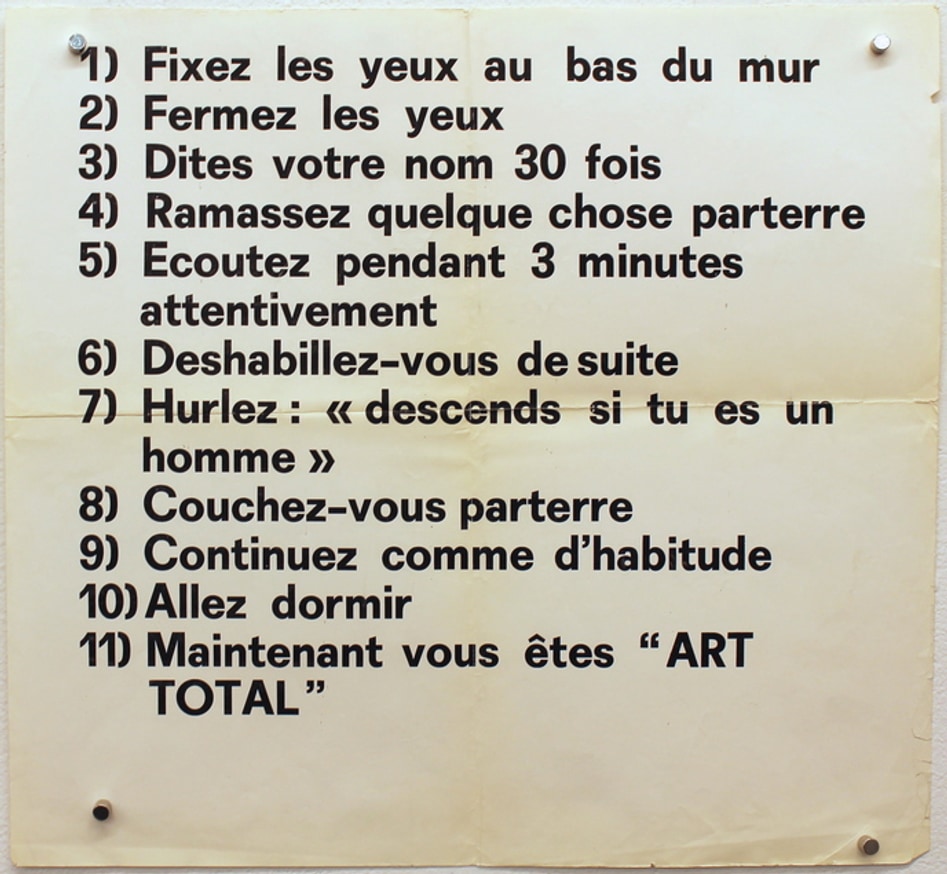 Fixes Les Yeux Au Bas Du Mur