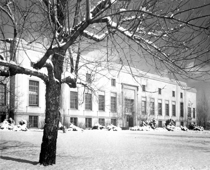 Black and white photo of a Beau-arts era building in the snow.