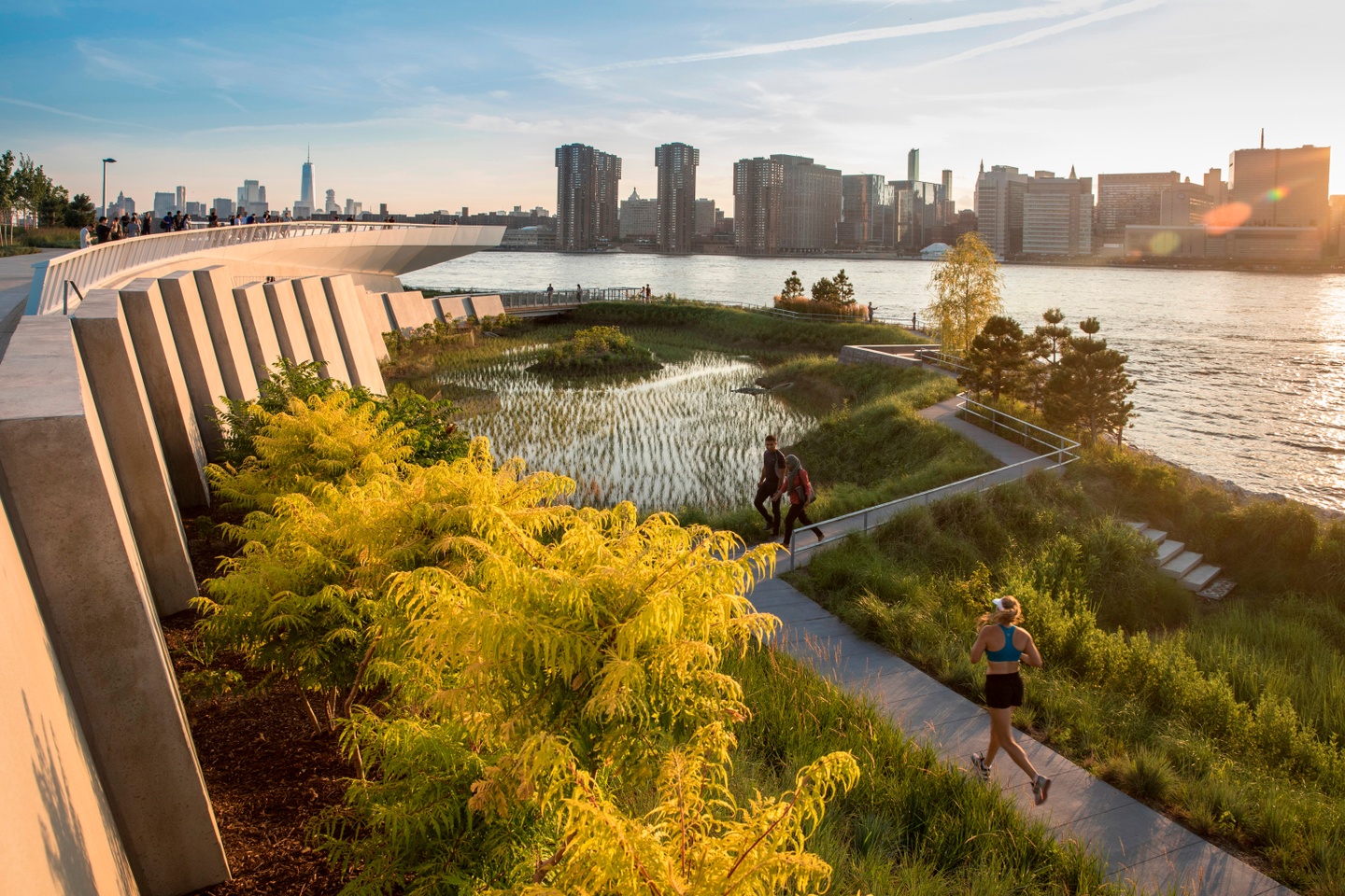 WEISS/MANFREDI, Hunter’s Point South Waterfront Park, Long Island. The park’s recently completed second phase offers New Yorkers an “urban wilderness” that re-introduces wetlands and the water’s edge. (Photo: David Lloyd / SWA)