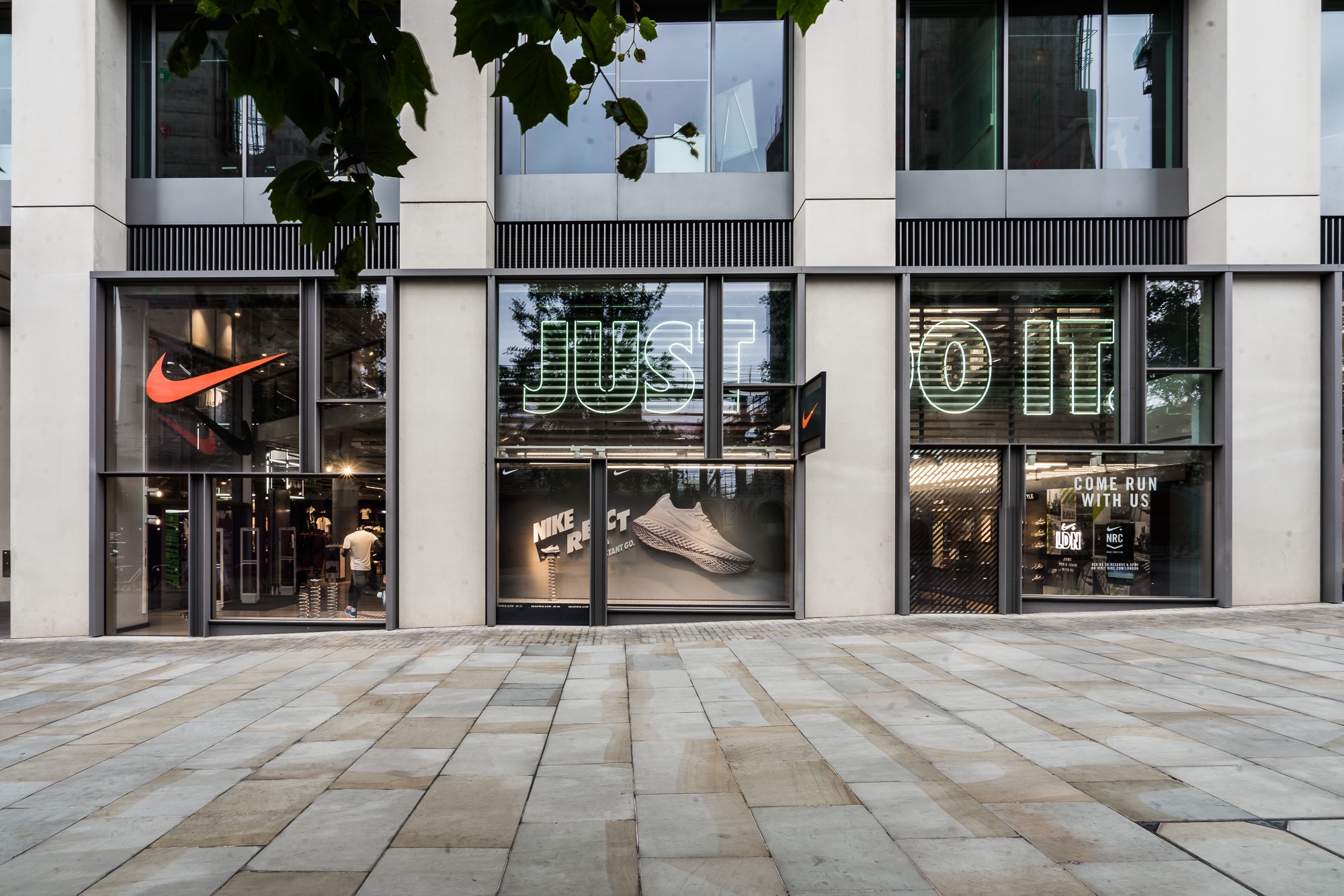 سكة حديدية رخيم قوي nike central london 