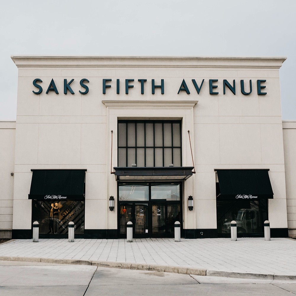 Saks fifth. Saks магазин в США. Фифт Авеню. Saks Fifth Avenue Алматы.