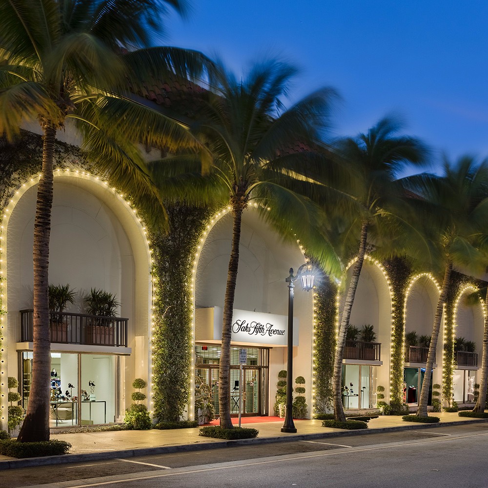 Luxury shops along Worth Avenue in Palm Beach, Florida. (USA Stock