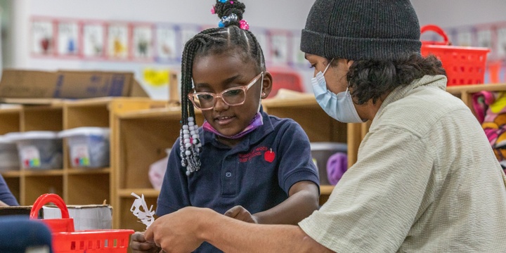 Akiva Groener, a student in the College of Architecture works on a project with kindergartner Ava Prothro at Blossom Wood Day School. (Photo: Joe Angeles/Washington University)