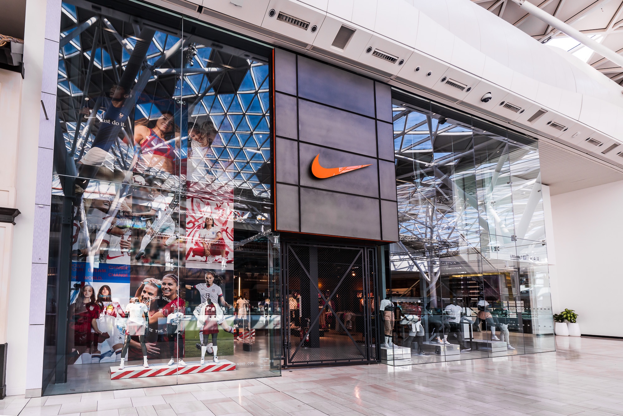 nike outlet lakeside retail park