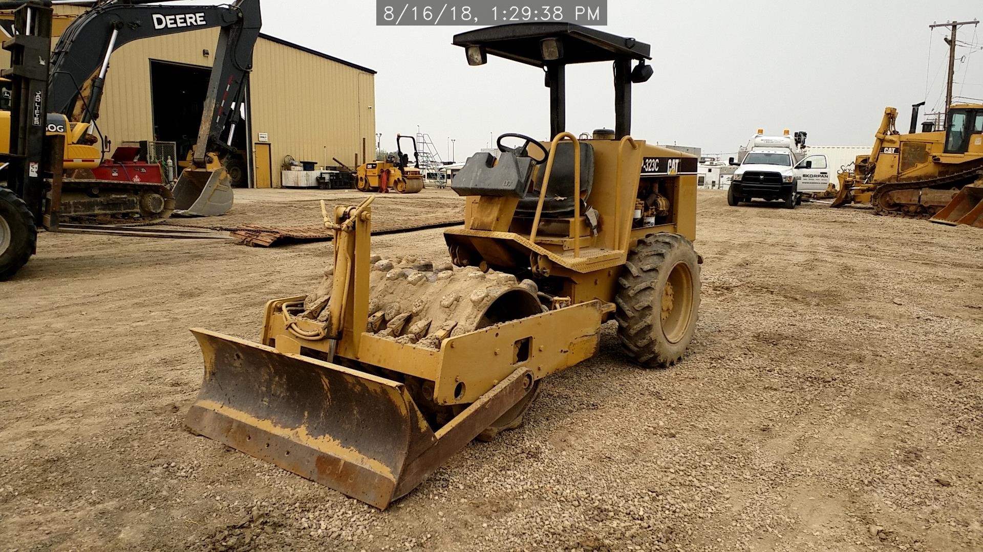 Photo of a 1998 Caterpillar CP-323C