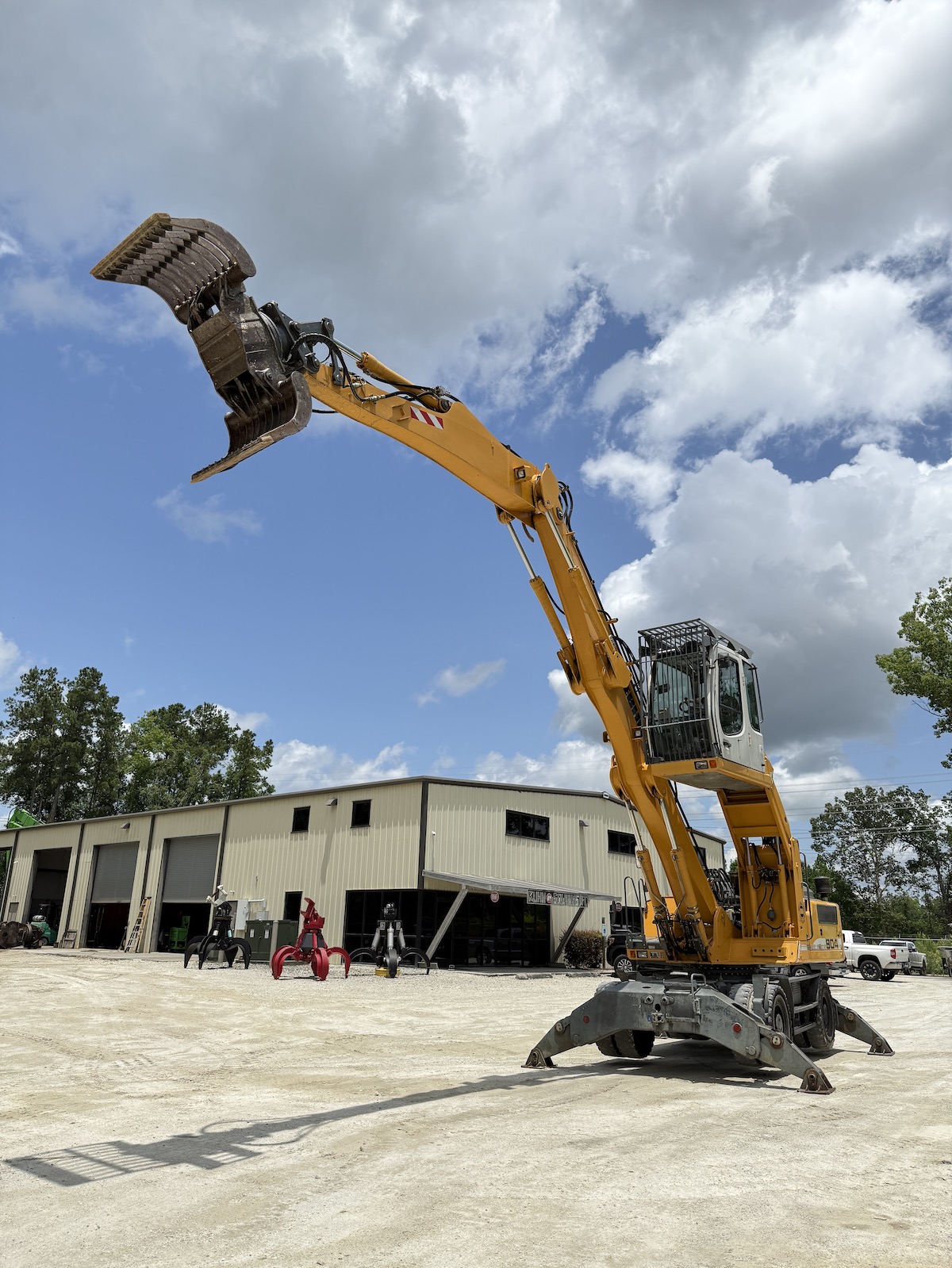 Photo of a 2008 Liebherr A904C MH