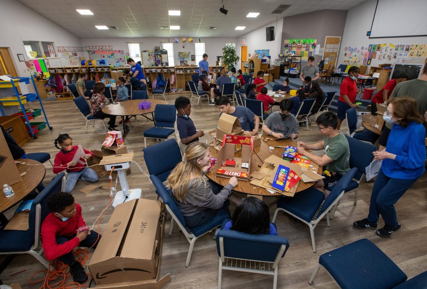 The course “ARCH 490: Explore and Contribute” brings WashU students to Blossom Wood Day School in St. Louis for hands-on activities. (Photo: Joe Angeles/Washington University)