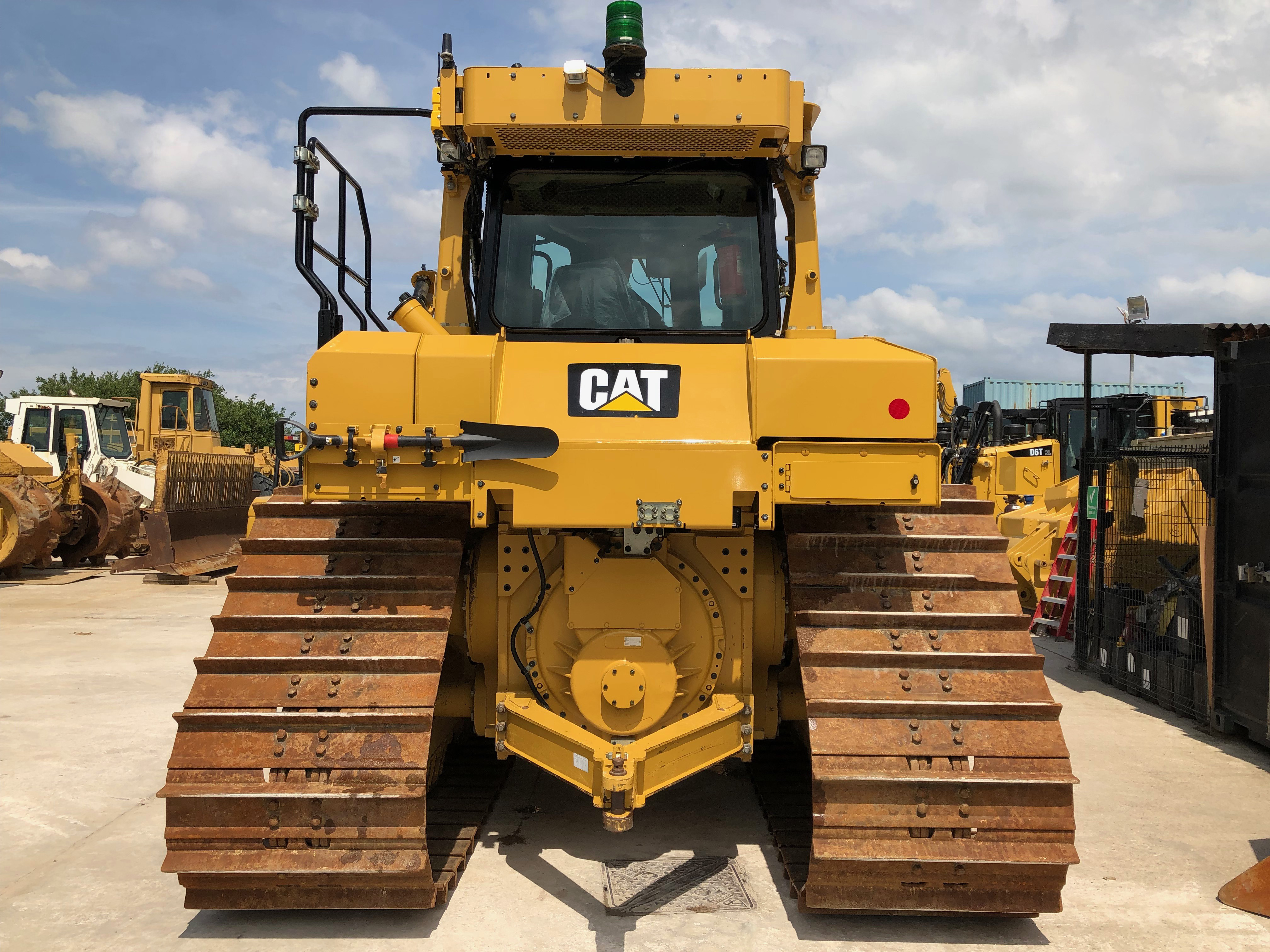 Бульдозеры нижний новгород. Caterpillar d6n LGP. Бульдозер Cat d9r LGP. Caterpillar d10t.