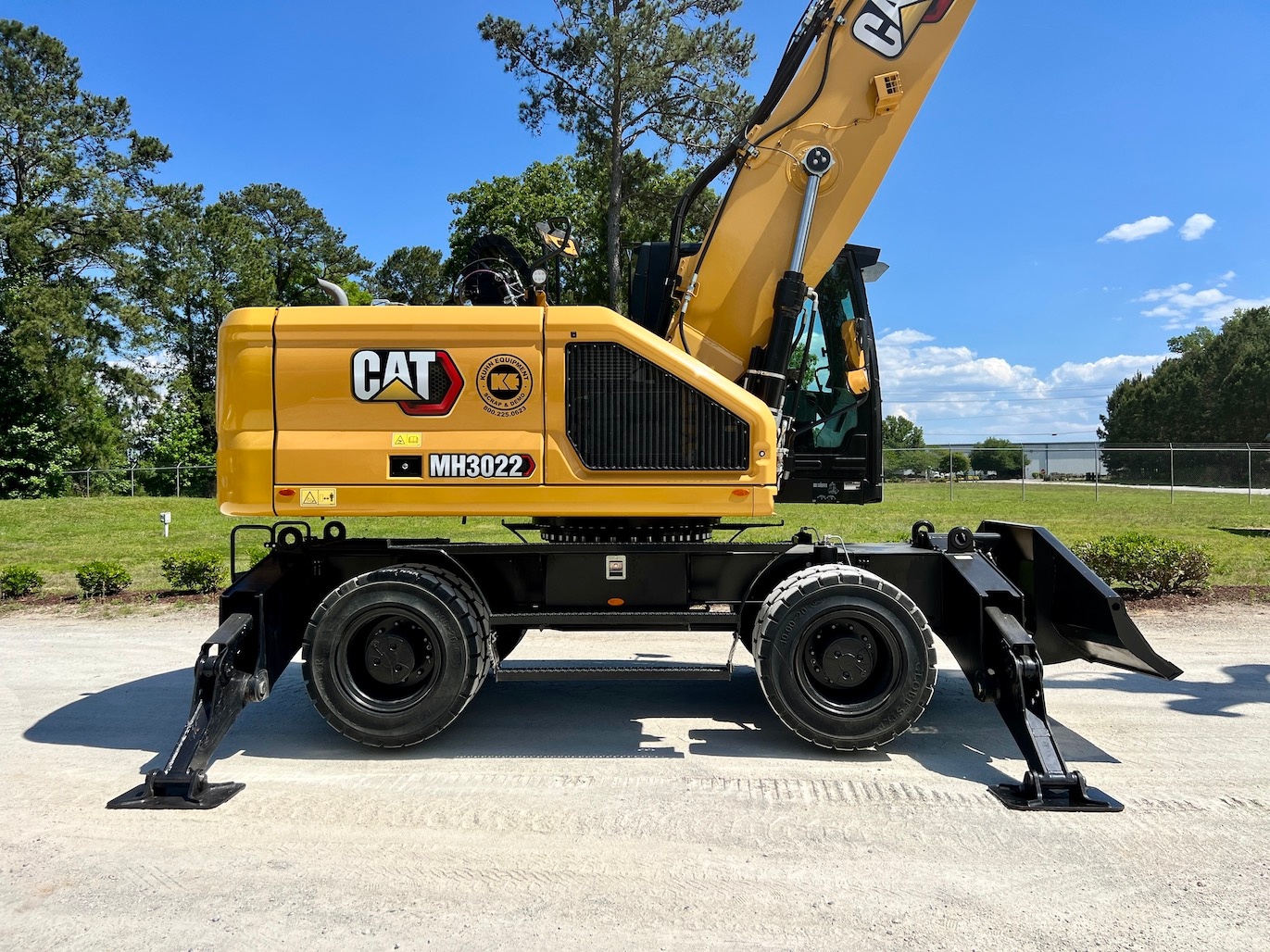 Used 2021 Caterpillar MH3022 For Sale